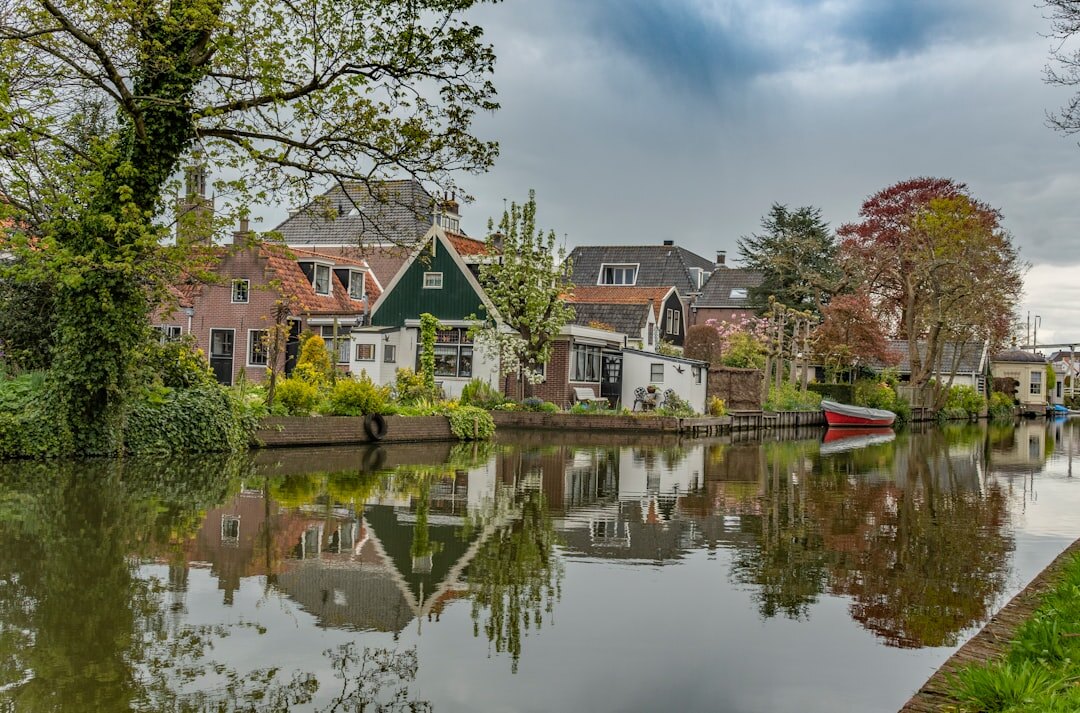 Herenhuis aan een Nederlandse gracht in warm avondlicht