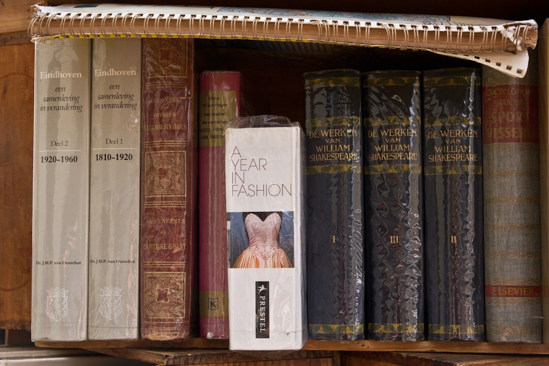 Oude bibliotheek met hoge houten boekenkasten en archiefdozen