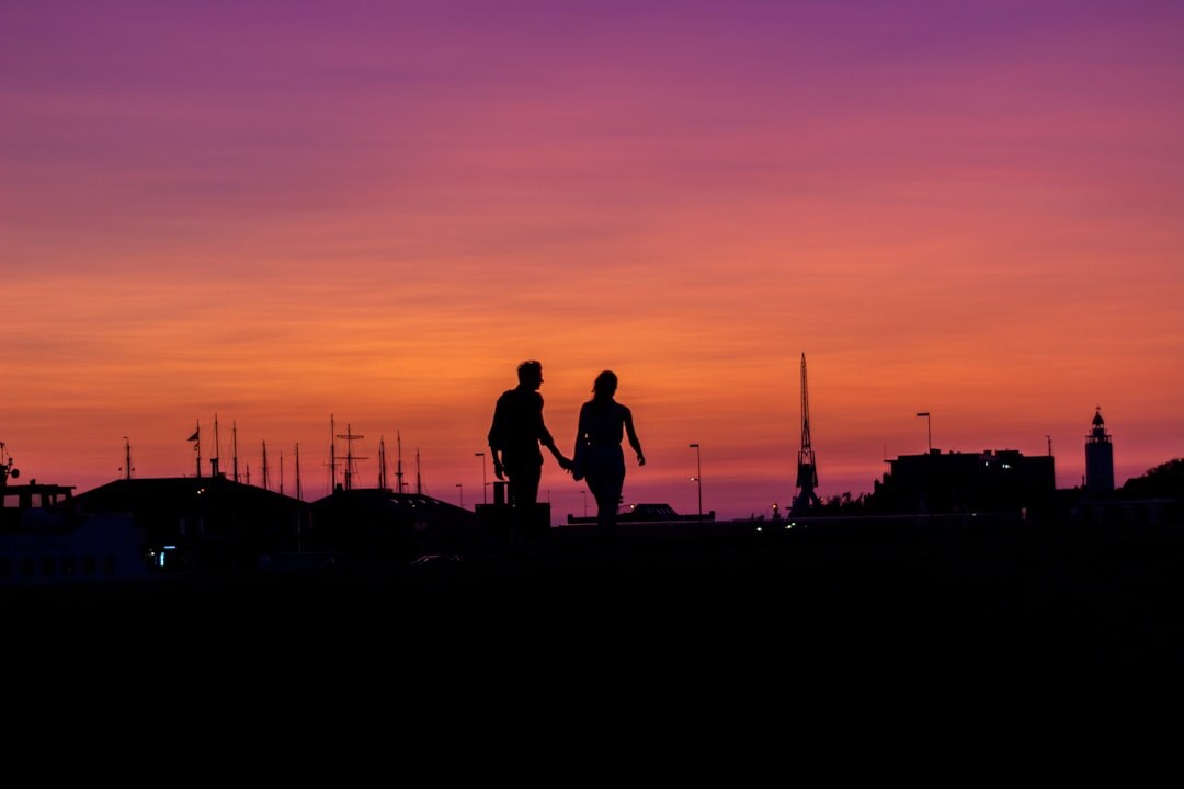 Nederlandse polder met een traditionele windmolen bij zonsondergang